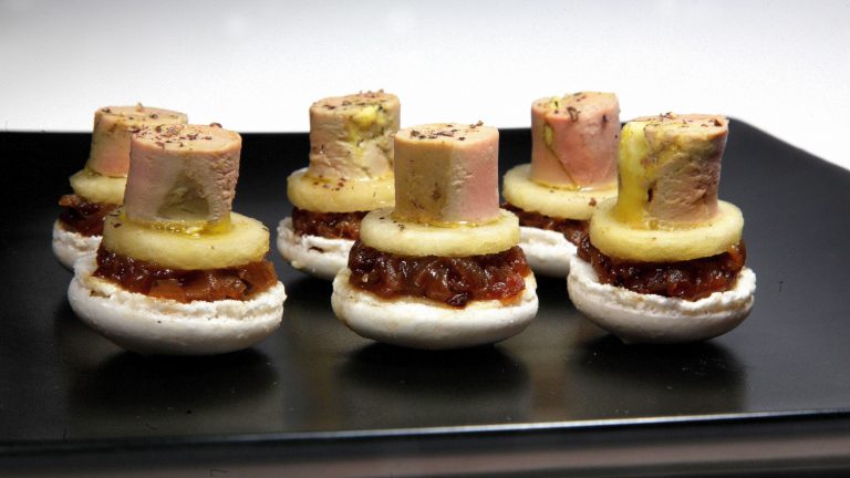 PIÈCE DE COKTAIL SALÉEMacarons pomme foie gras